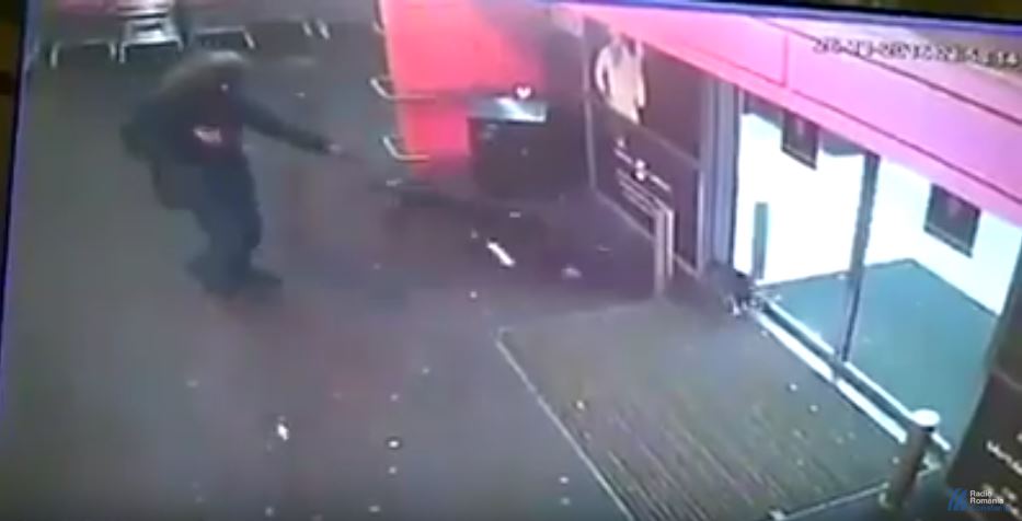 VIDEO: Un bărbat din Galați este acuzat de cruzime extremă. Acesta și-a lăsat câinele să sfâșie o pisică