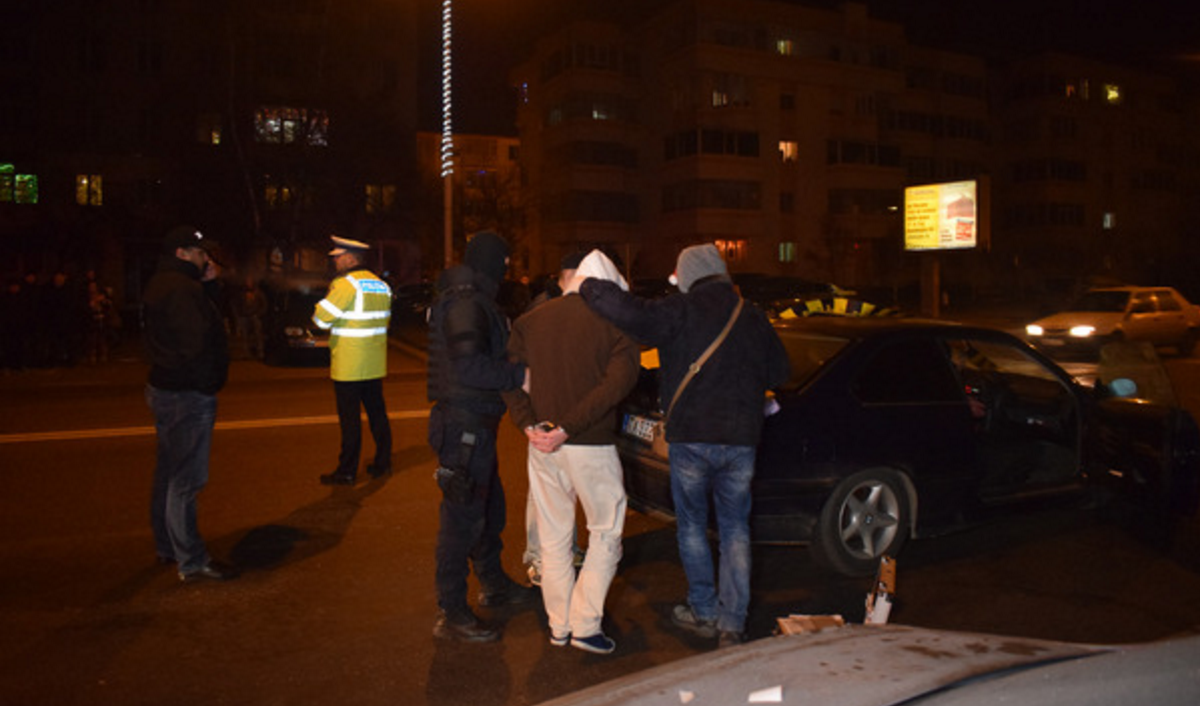 PITEȘTI/FOTO: Polițiști deghizați în Moş Crăciun au reținut trei traficanţi de droguri