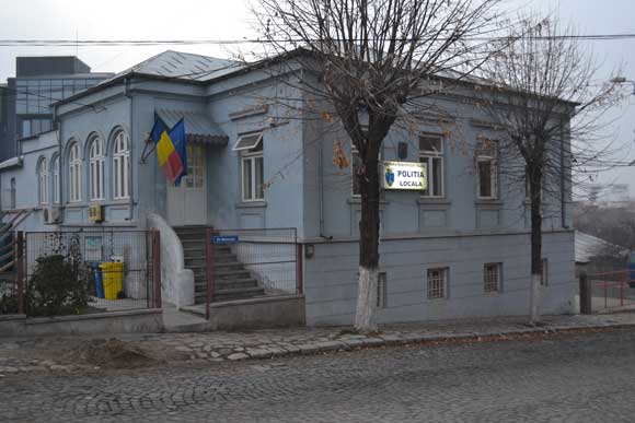 VIDEO/TULCEA: Un cetățean ia la întrebări polițiștii locali pentru că au parcat neregulamentar!