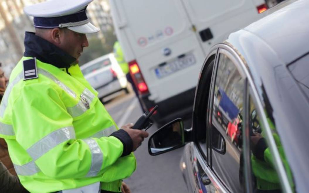 TULCEA. Adolescent REȚINUT după ce a condus FĂRĂ PERMIS și a provocat un accident