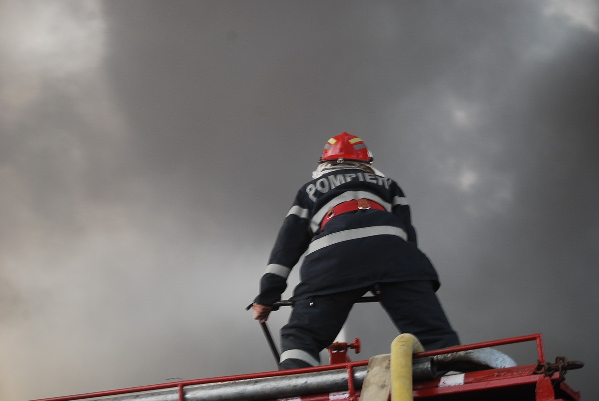 NĂVODARI: Un magazin a fost cuprins de flăcări