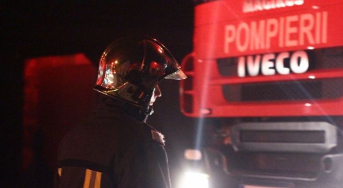 TULCEA: Un stâlp de electricitate a căzut peste o mașină