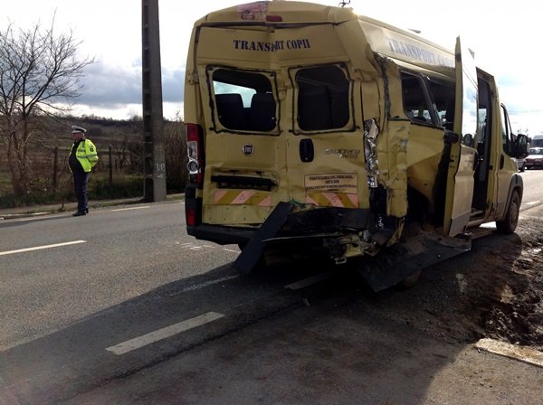 ACCIDENT GRAV. Un microbuz școlar s-a răsturnat. Trei copii au fost duși la spital