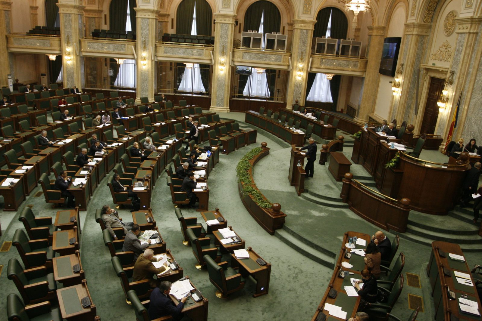 UPDATE/Senatul, convocat în plen pe tema eliminării celor 102 taxe