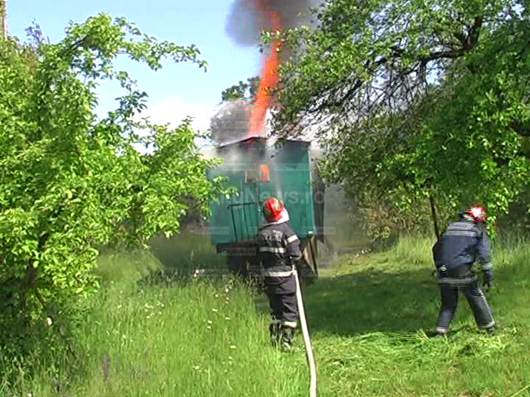 TULCEA: INCENDIU în localitatea Mineri. A luat foc un pavilion de stupi