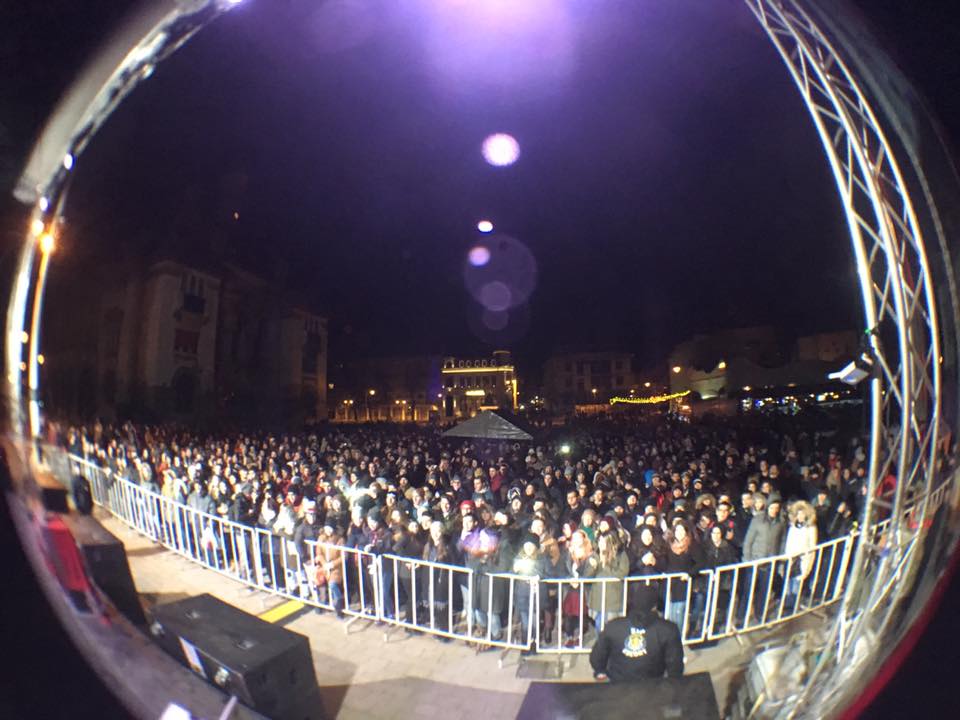 VIDEO: Imagini spectaculoase filmate cu drona. Concert Subcarpați în piața Ovidiu