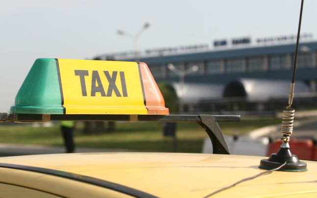 Zeci de sancțiuni pentru taximetriștii din zona aeroporturilor internaționale