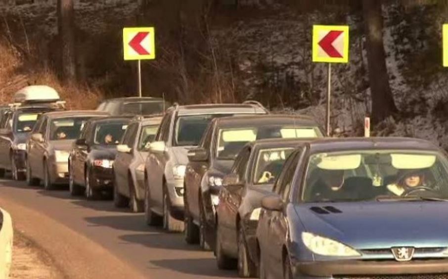 Atenție, șoferi! S-au format cozi uriașe de mașini pe mai multe drumuri naţionale