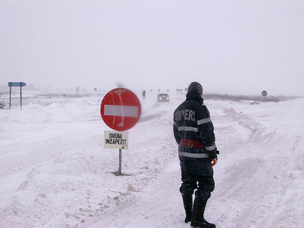 Update – FOTO/CONSTANŢA: Drum judeţean blocat din cauza viscolului