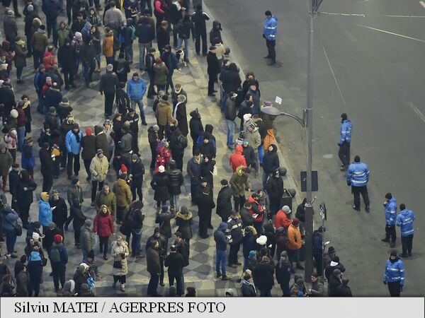 Câteva mii de persoane s-au adunat în Piața Universității din Capitală