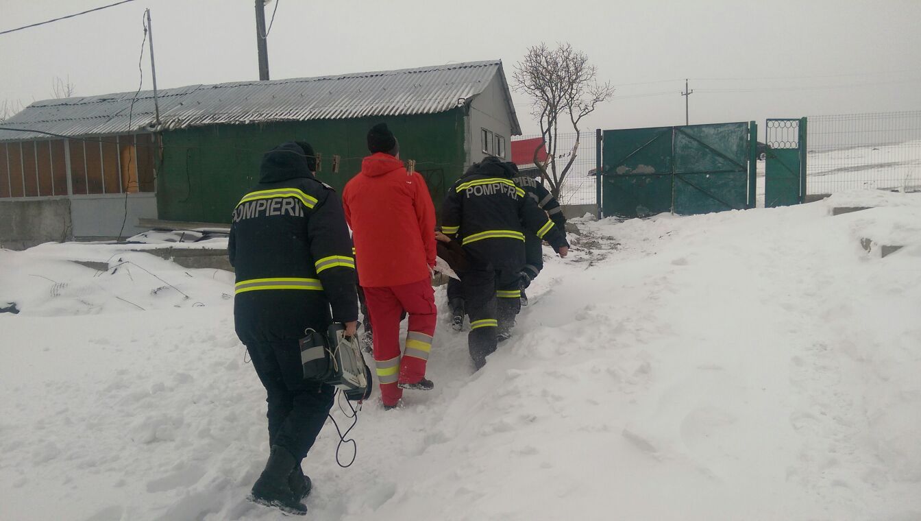 Foto/TULCEA: Vârstnic bolnav, salvat cu şenilata