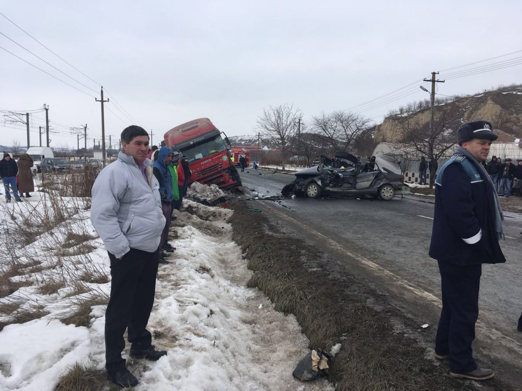 Trafic ÎNTRERUPT pe DN22C, lângă CERNAVODĂ: Se tractează TIR-ul implicat în tragedia de la Ștefan cel Mare