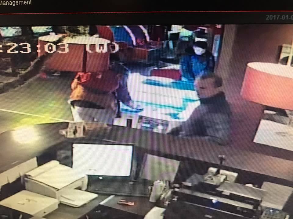 VIDEO/FOTO – CONSTANȚA: L-ați văzut? Un bărbat ar fi furat telefonul recepționerei de la Inside Bowling