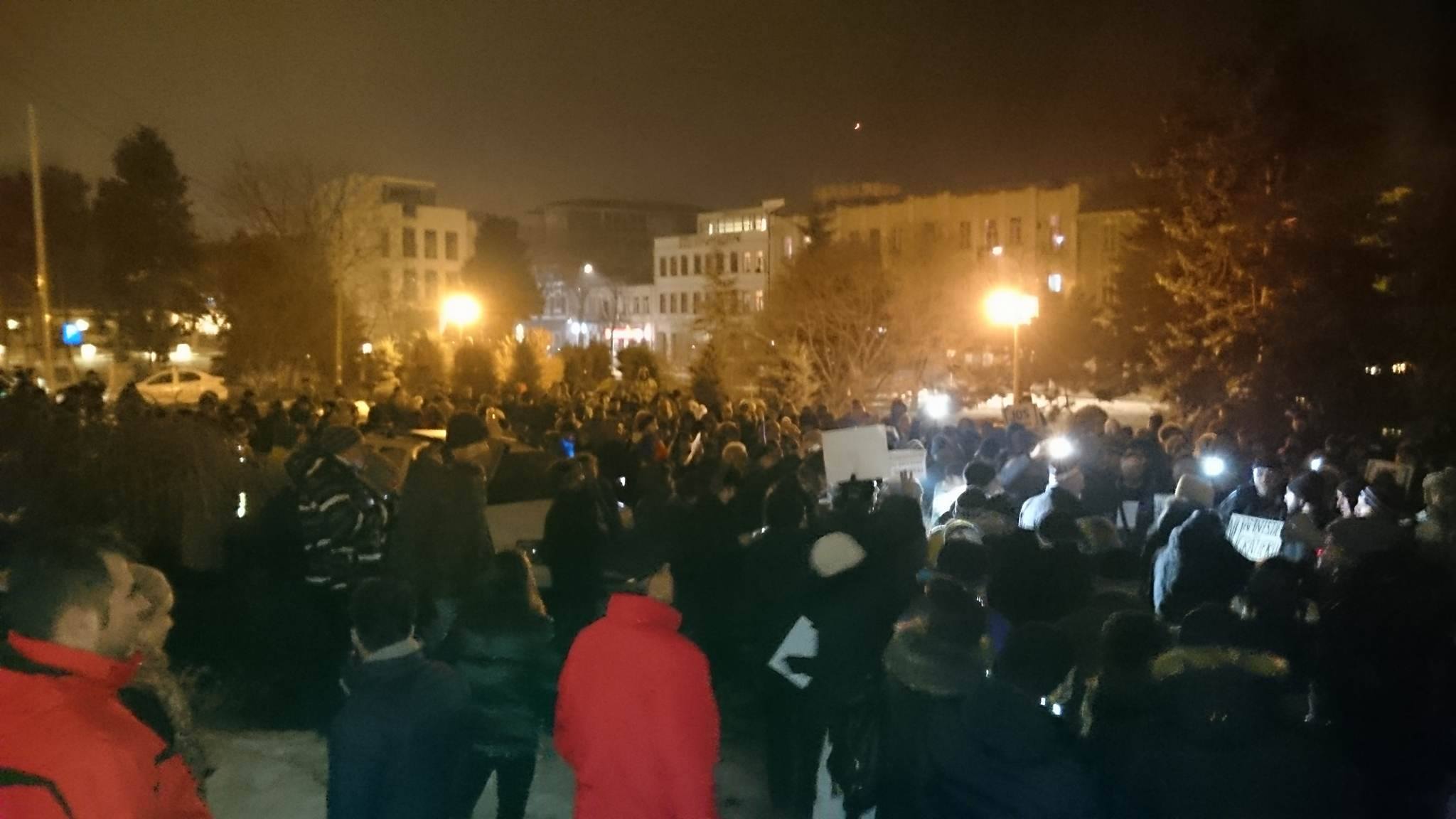 UPDATE – VIDEO/FOTO: Noi proteste împotriva GRAŢIERII. Sute de persoane s-au strâns în faţa Prefecturii din Constanţa