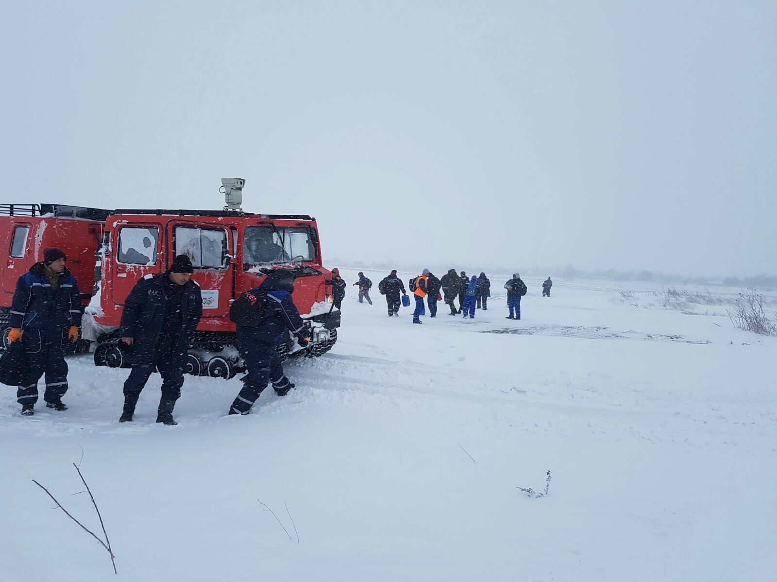 FOTO – Județul CONSTANȚA: 20 de persoane au fost transportate cu șenilata din Topraisar la Mereni