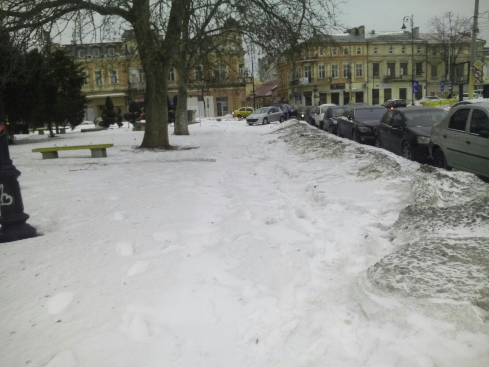 FOTO/Deszăpezirea la CONSTANȚA: „Crâmpeie” de iarnă în buricul centrului