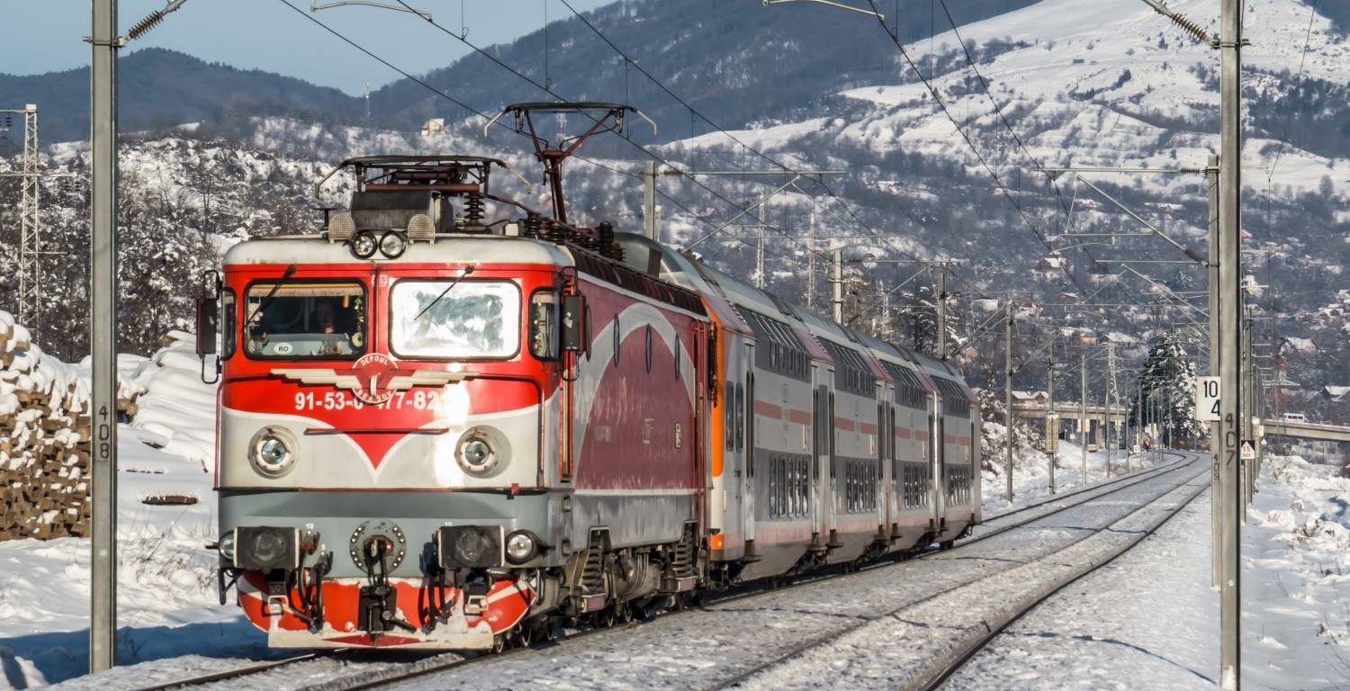 O parte din călătorii aflați în trenul deraiat, transportați în gara Subcetate
