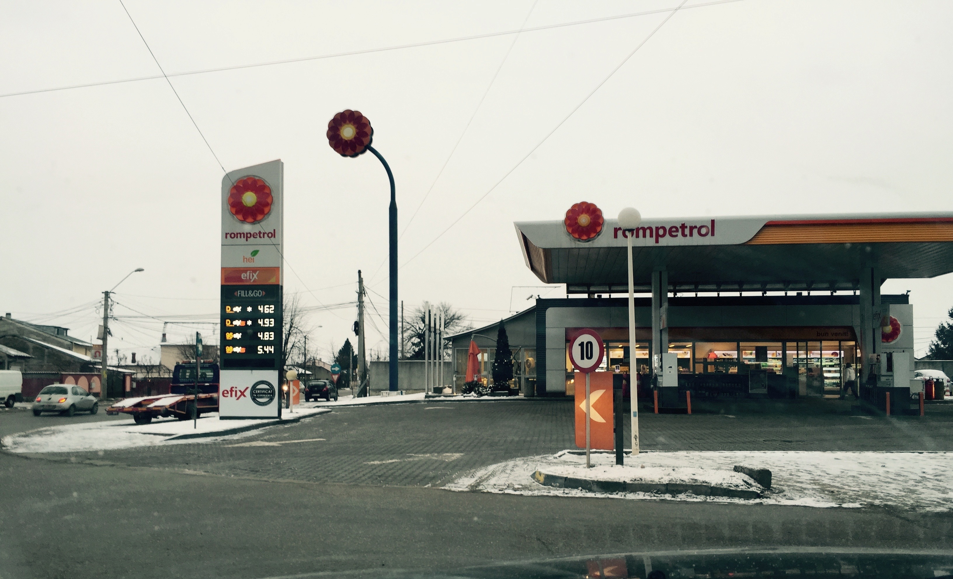 Adăpostiți de viscol în…BENZINĂRII