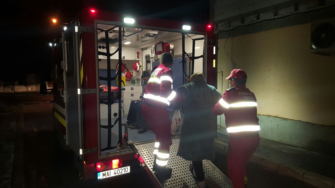 UPDATE/FOTO – MEDGIDIA. Pompierii SALVEAZĂ mai multe persoane