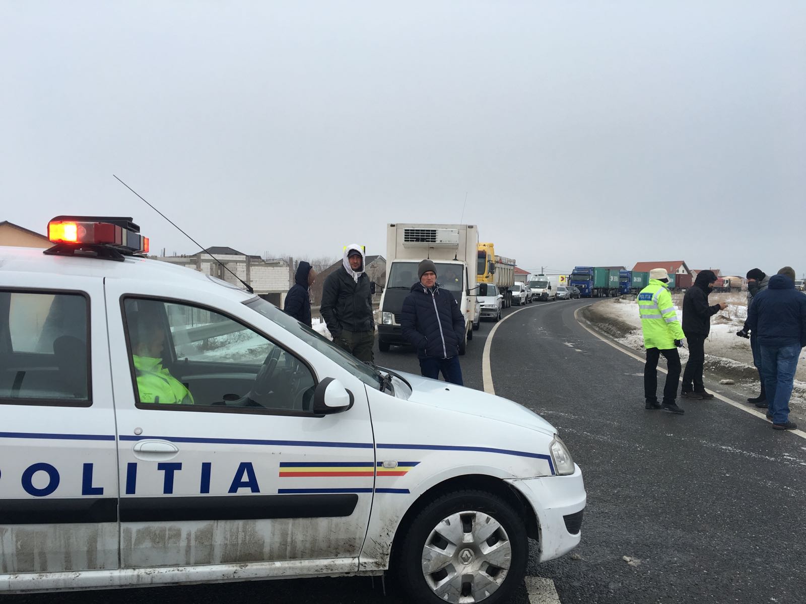 FOTO: Zeci de mașini blocate pe DN22 Lumina – Tulcea