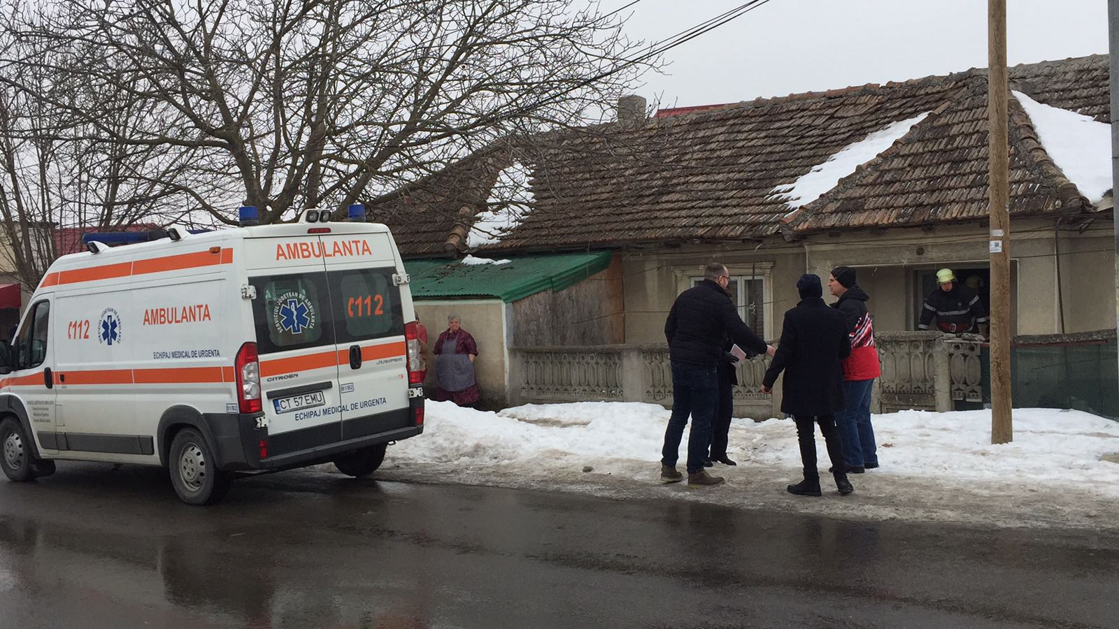 FOTO/MEDGIDIA: Explozie la o casă. O femeie a fost rănită