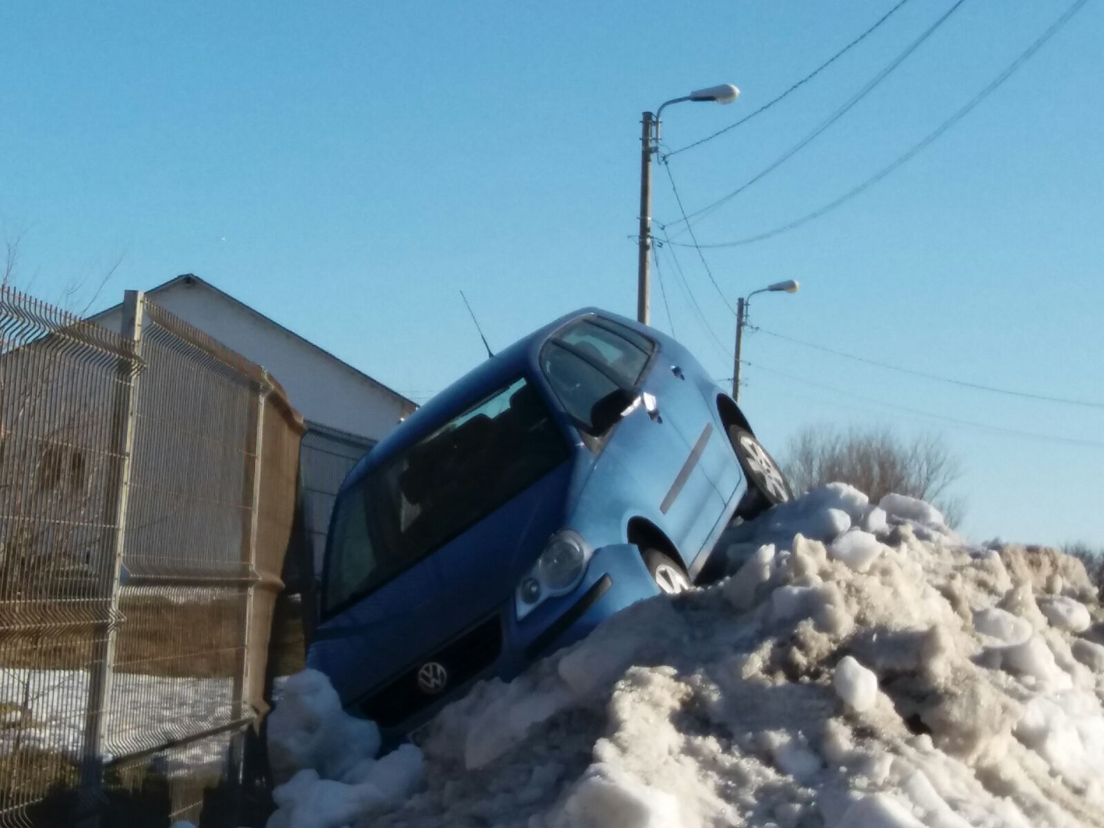 FOTO/Cascador fără voie pe șoselele înnămețite din CONSTANȚA: Autoturism transformat în snowmobil!