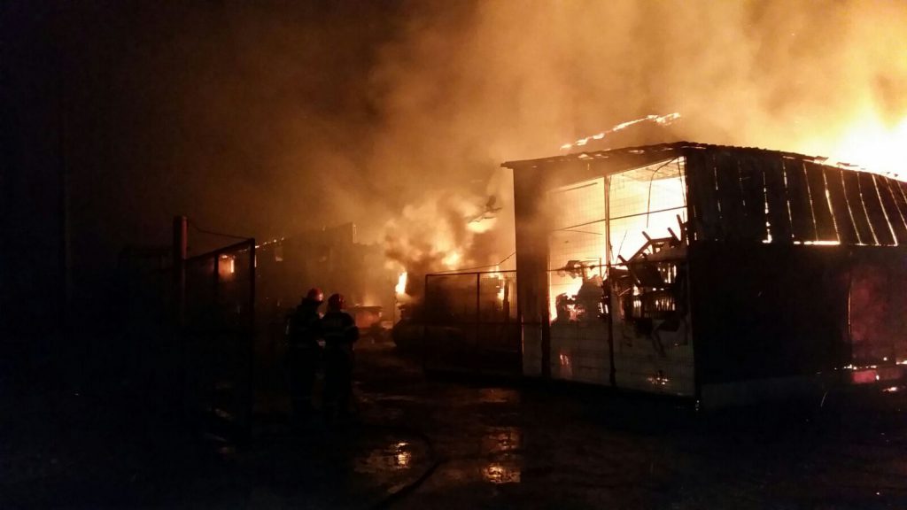 UPDATE/FOTO. Incendiu la Cumpăna. O casă și un atelier auto sunt în mare pericol
