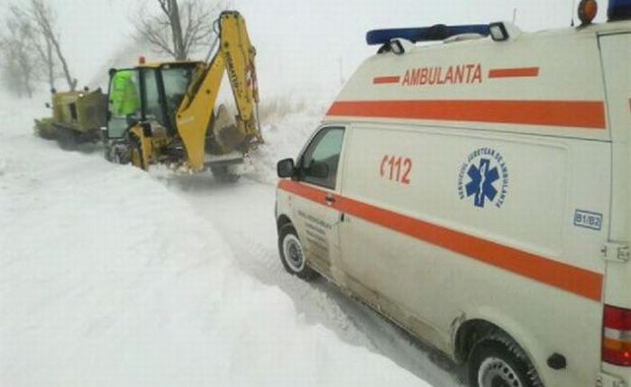 Drumuri județene DESCHISE în CONSTANȚA: Ambulanțe însoțite de utilaje de deszăpezire