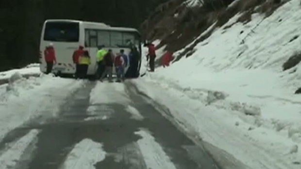 Un autocar cu 42 de copii a rămas înzăpezit între Pasul Prislop și Semenic