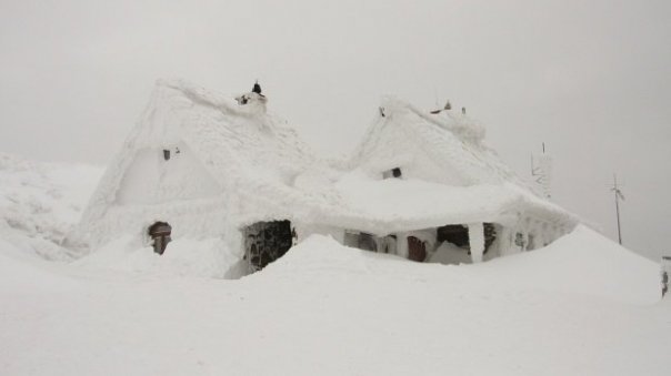 Românca și una dintre fetițele ei ar putea fi printre supraviețuitorii avalanșei din Italia