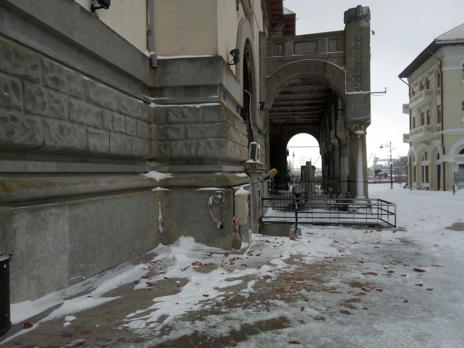 FOTO – Viscolul smulge acoperișul Muzeului Național din CONSTANȚA