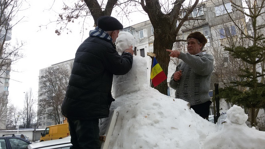 FOTO: GALAŢI – Bustul lui Alexandru Ioan Cuza, sculptat în zăpadă