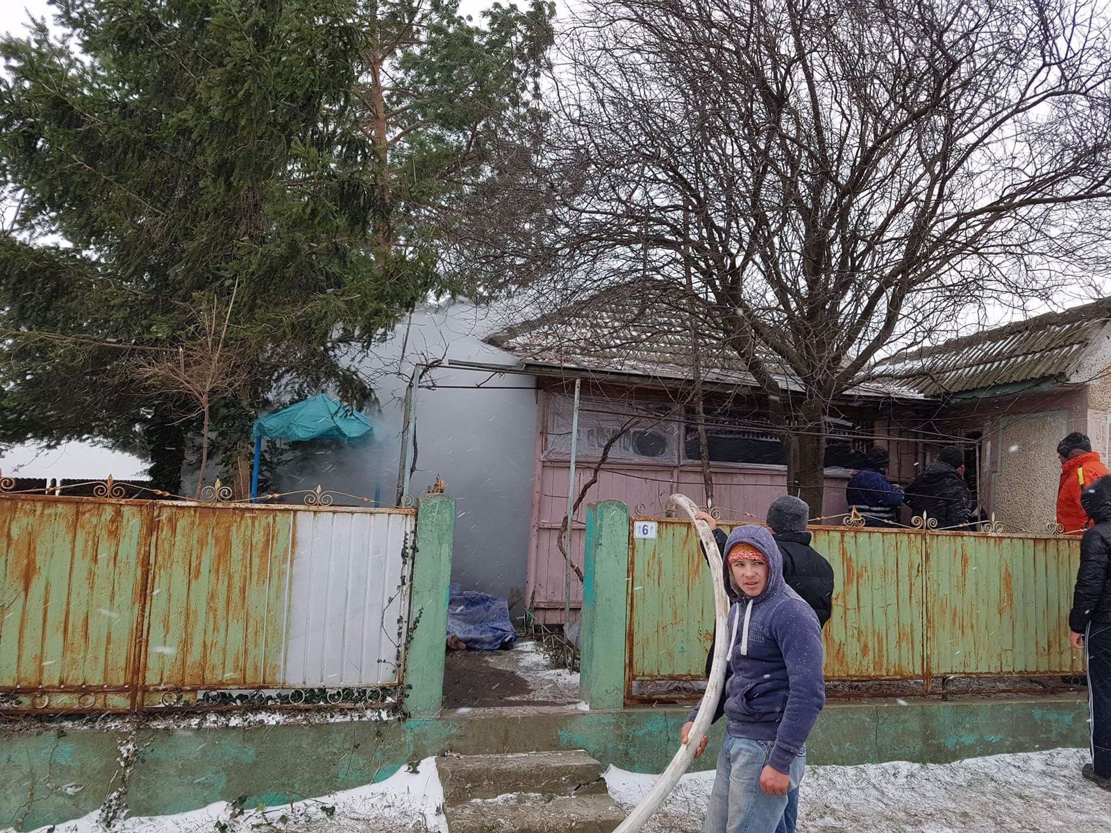 UPDATE – Incendiu la LUNCAVIȚA: Un pensionar ar fi decedat
