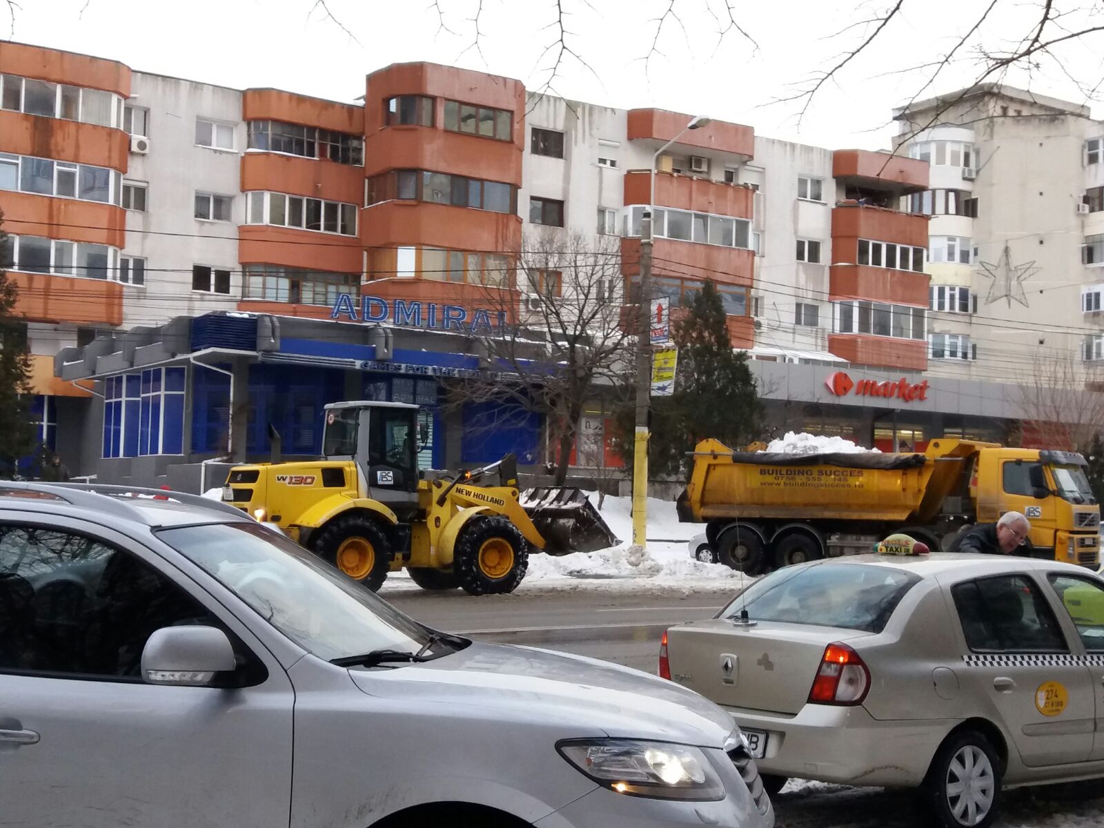 FOTO: CONSTANȚA – Continuă ridicarea zăpezii de pe principalele artere ale orașului