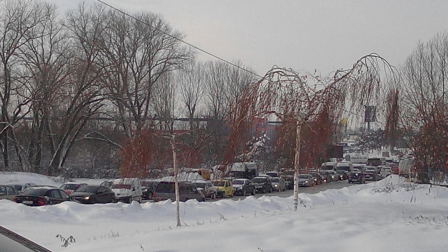 FOTO. Coloane de mașini și nervi întinși la maximum pe DN2A spre Ovidiu