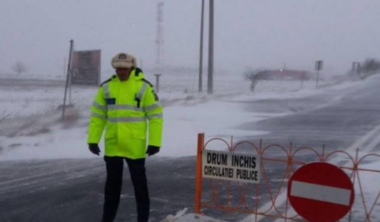 Autostrăzile A2, A3 şi A4, dar şi zeci de tronsoane de drumuri naţionale din judeţele Constanţa și Tulcea sunt închise