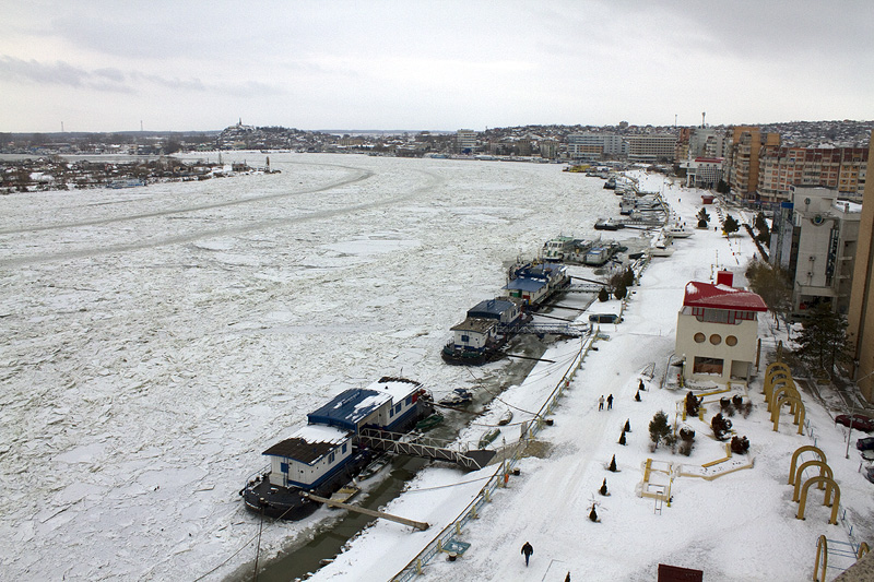 200 de oameni din localitățile izolate din DELTA DUNĂRII, aduși la TULCEA cu remorcherul MAMAIA2