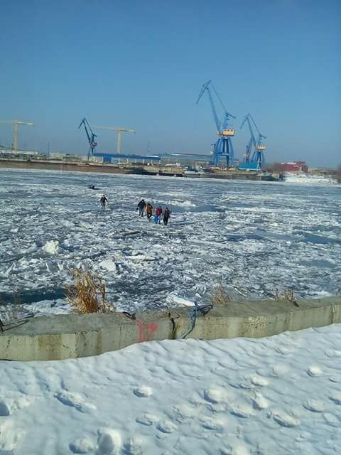 FOTO/VIDEO. Tulcea: Oamenii au ajuns să traverseze pe jos Dunărea acoperită de gheață