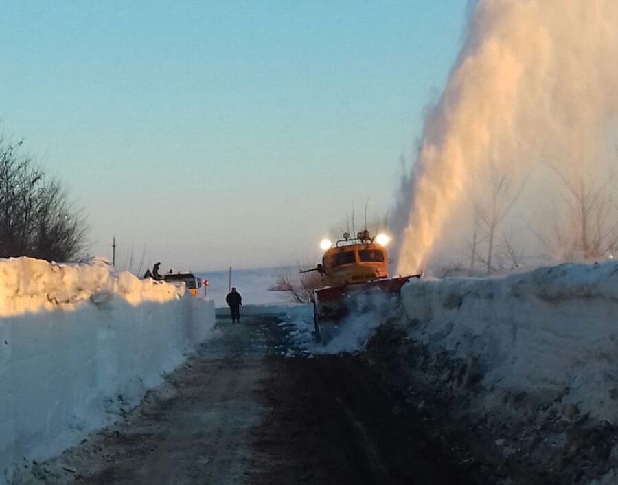 FOTO: Județul CONSTANȚA – Se lucrează la deszăpezirea DJ223 pentru lărgirea drumului