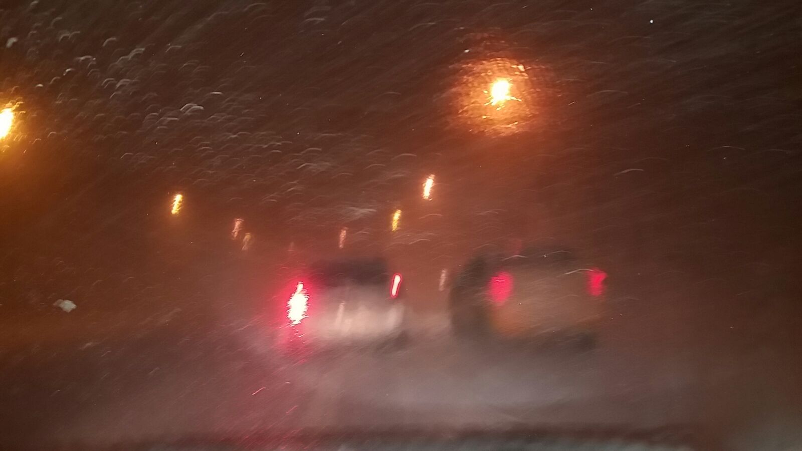 VIDEO – Urgia s-a dezlănțuit în județul CONSTANȚA: Mașini blocate în nămeți, TOATE drumurile ÎNCHISE, localități FĂRĂ CURENT