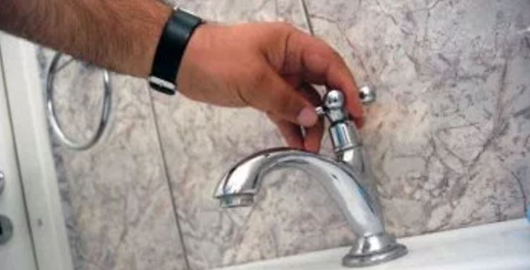 Localnicii din Bacău au rămas fără apă. Primăria distribuie apă îmbuteliată și cere închiderea unor școli