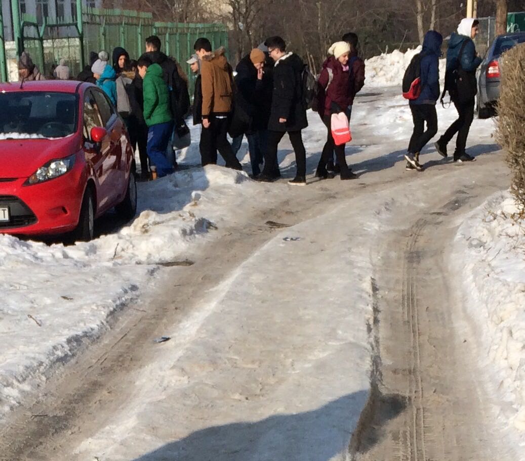 FOTO – Liceul CĂLINESCU din Constanța, înconjurat de ghețuri arctice!