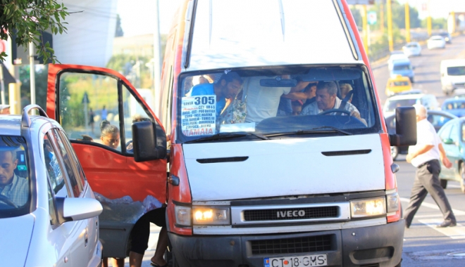 VIDEO – În microbuzele private din CONSTANŢA, urcă cine vrea, coboară … cine mai poate!