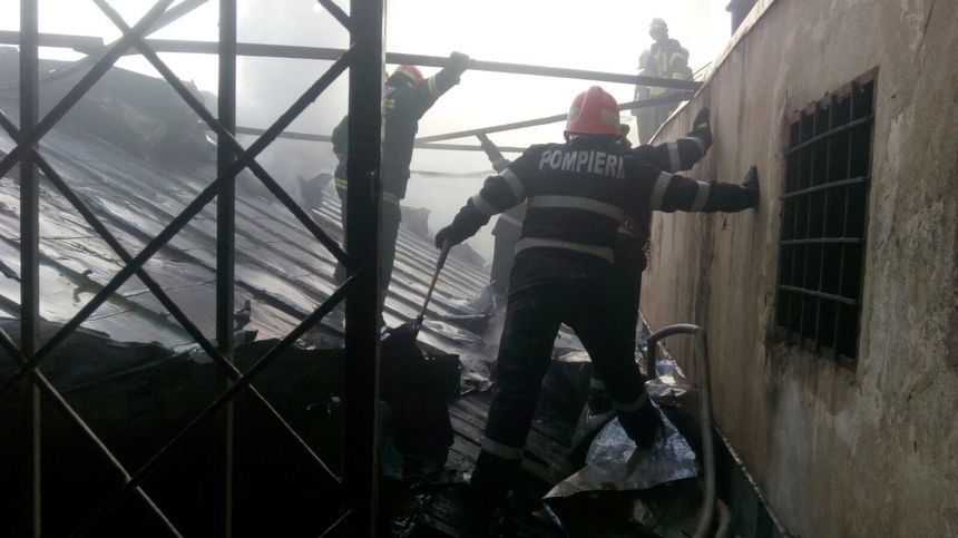 BUZĂU: Un imobil a fost distrus într-un incendiu