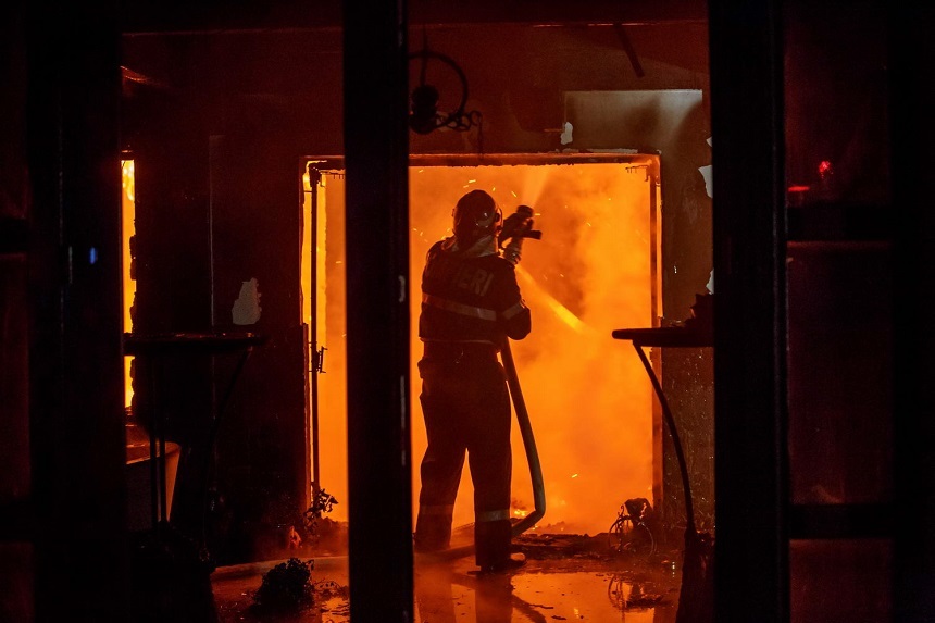 PITEȘTI: Două persoane rănite într-un incendiu