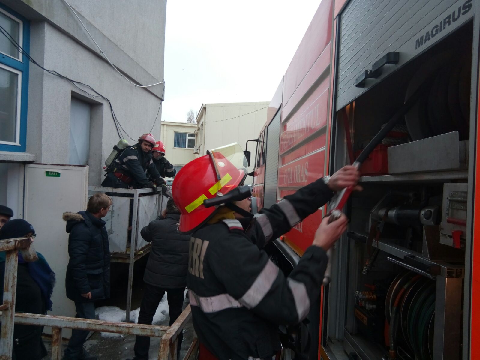 FOTO/VIDEO – Constanța. Incendiu în căminul studențesc de pe strada Unirii