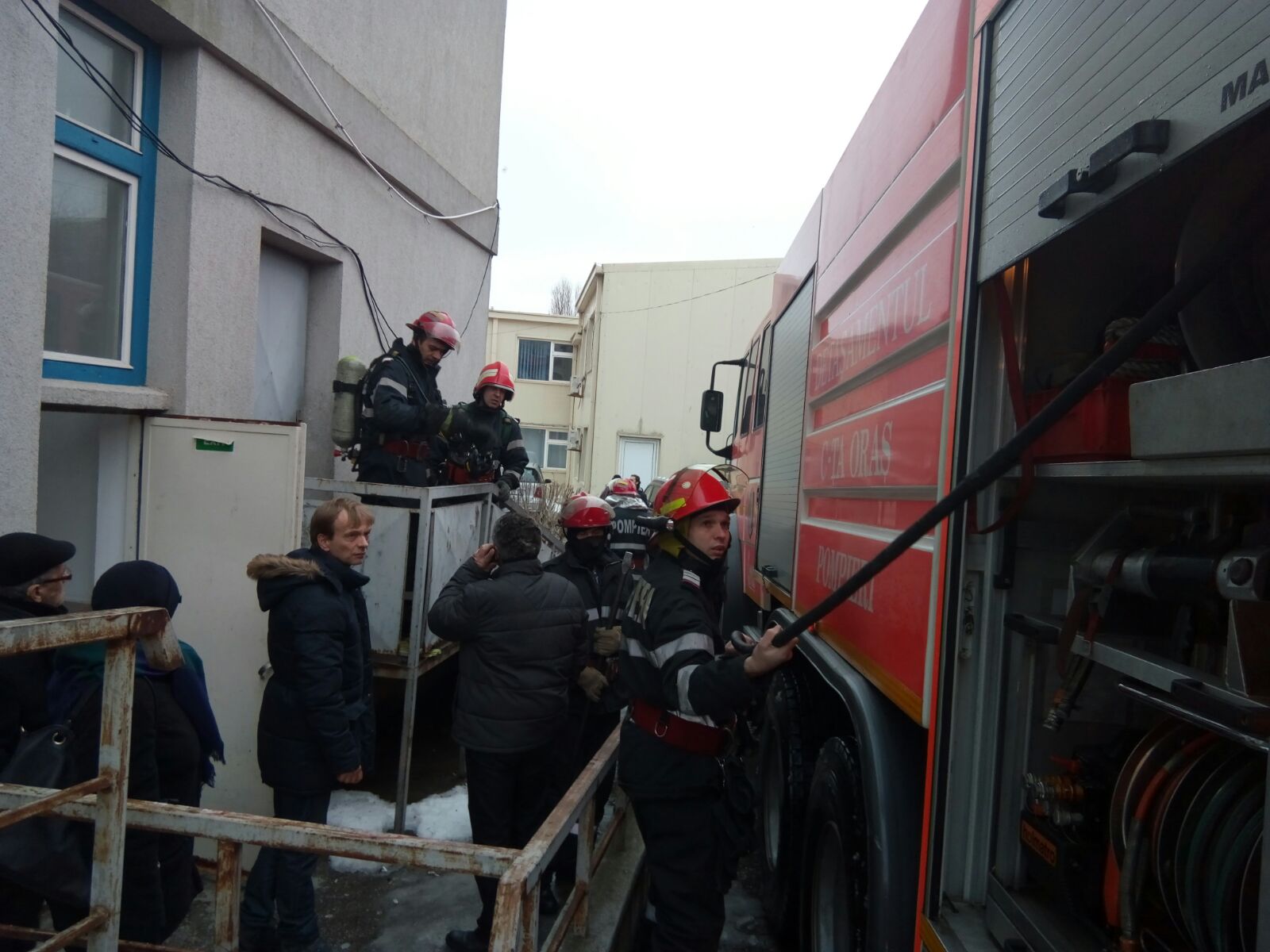 REȘIȚA: Apartament distrus de un incendiu. Panică printre locatarii blocului