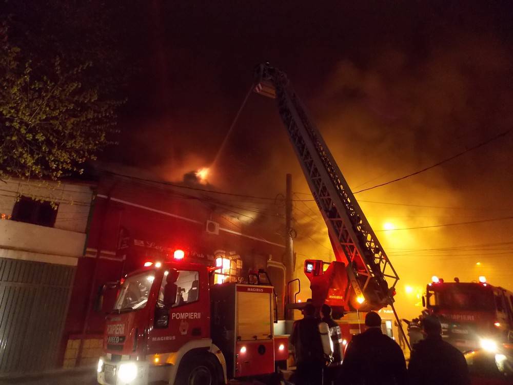 Peste 250 de pompieri au intervenit pentru a lichida incendiul de la Bamboo