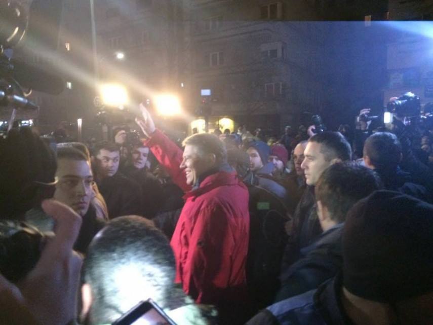 Mii de oameni protestează în mai multe orașe din țară împotriva grațierii. Klaus Iohannis prezent în Piața Universității