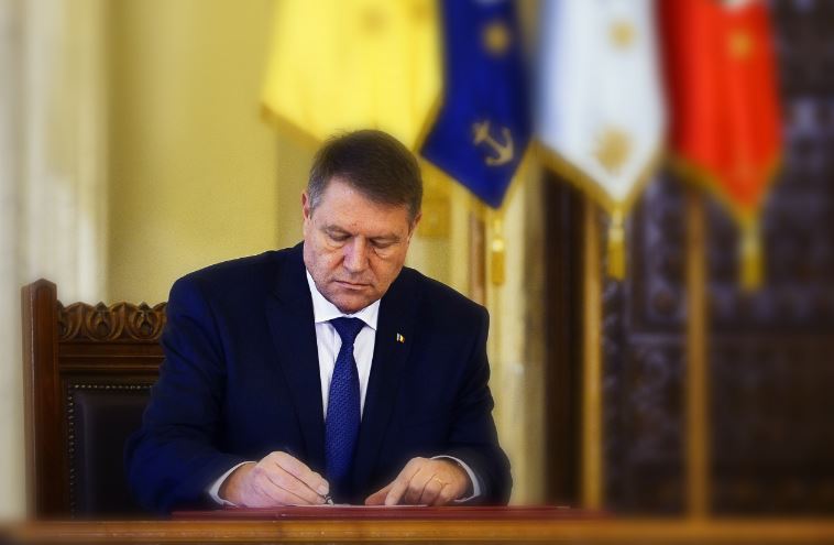 Președintele Klaus Iohannis a promulgat legea privind eliminarea a 102 taxe
